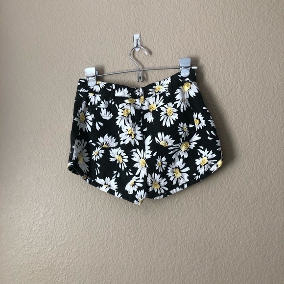 DV by dolce vita Cruz short in daisy print - Picture 3 of 4